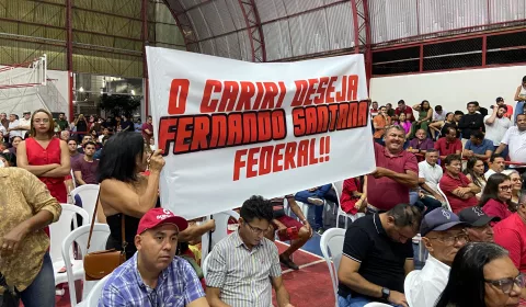 Pessoas segurando uma faixa, onde está escrito: “O Cariri deseja Fernando Santana federal”