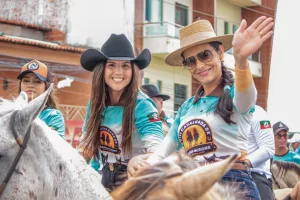 Mulheres durante a Cavalgada das Patroas em Várzea Alegre.