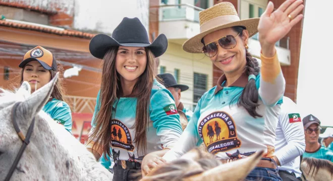 Mulheres durante a Cavalgada das Patroas em Várzea Alegre.