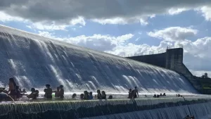 Açude Mamoeiro, em Antonina do Norte, começou a sangrar nesta sexta-feira (6) |