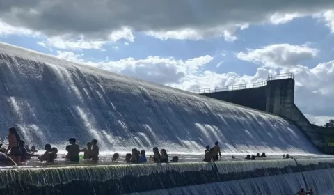 Açude Mamoeiro, em Antonina do Norte, começou a sangrar nesta sexta-feira (6) |