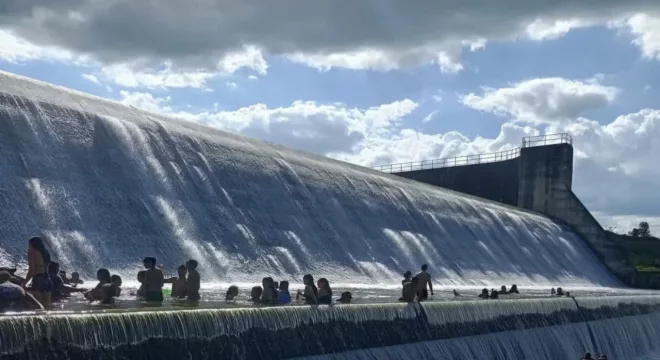 Açude Mamoeiro, em Antonina do Norte, começou a sangrar nesta sexta-feira (6) |