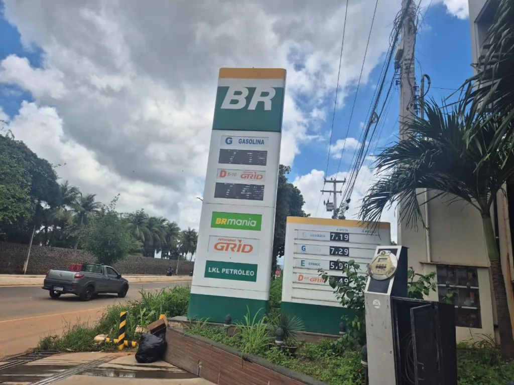 placa mostrando preços da gasolina em posto de combustivel no cariri, em juazeiro do norte. 