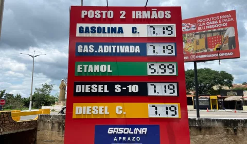 placa mostrando preços da gasolina em posto de combustivel no crajubar/cariri, em barbalha