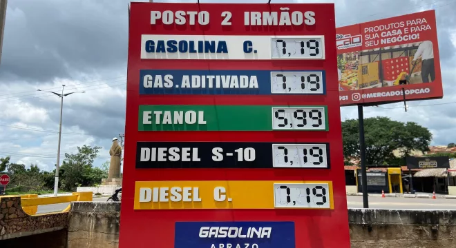 placa mostrando preços da gasolina em posto de combustivel no crajubar/cariri, em barbalha