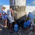 Moradores pegando água em poço em Missão Velha.