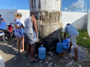 Moradores pegando água em poço em Missão Velha.