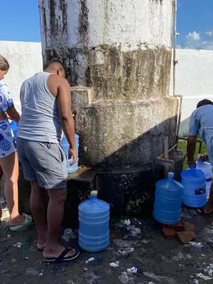 Moradores pegando água em poço em Missão Velha.