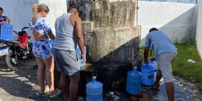 Moradores pegando água em poço em Missão Velha.