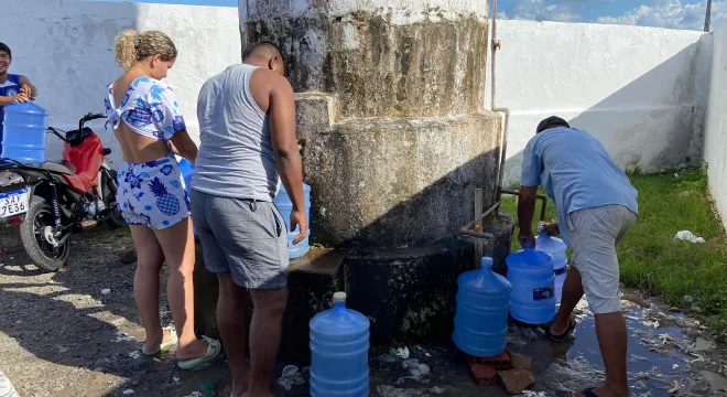 Moradores pegando água em poço em Missão Velha.