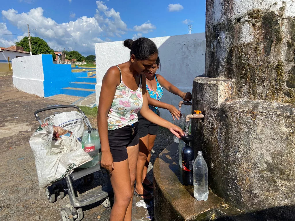 Moradores pegando água em poço em Missão Velha.