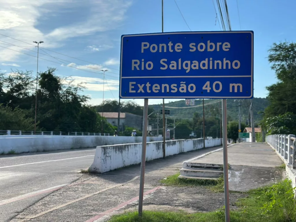 Ponte sobre o Rio Salgadinho, em Juazeiro do Norte. 