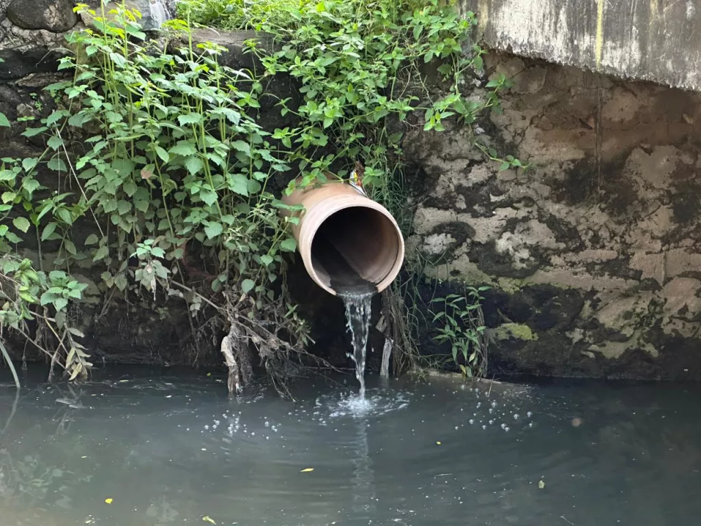 esgoto no rio salgadinho