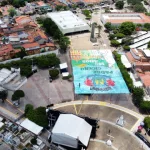 ornamentação com bandeirinhas também se destaca, formando a imagem de Padre Cícero