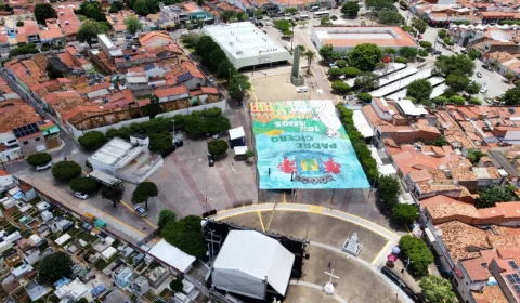 ornamentação com bandeirinhas também se destaca, formando a imagem de Padre Cícero