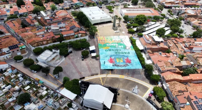 ornamentação com bandeirinhas também se destaca, formando a imagem de Padre Cícero