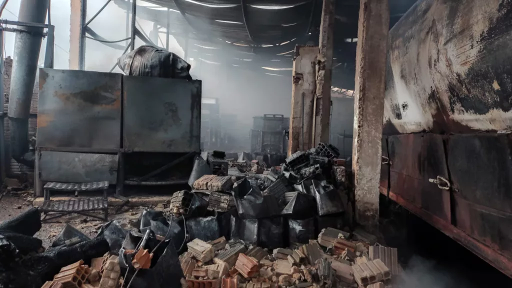 Incêndio atinge fábrica de velas no bairro Salesianos, em Juazeiro do Norte