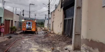 Incêndio atinge fábrica de velas no bairro Salesianos, em Juazeiro do Norte
