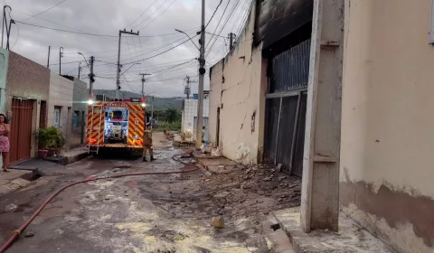Incêndio atinge fábrica de velas no bairro Salesianos, em Juazeiro do Norte