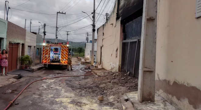 Incêndio atinge fábrica de velas no bairro Salesianos, em Juazeiro do Norte