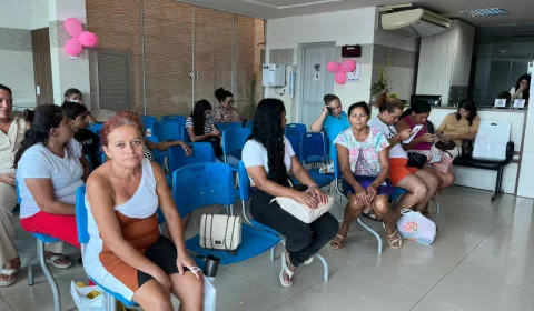 pessoas na fila do mutirao de procedimentos voltado para mulheres, em barbalha