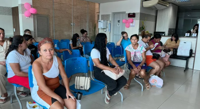 pessoas na fila do mutirao de procedimentos voltado para mulheres, em barbalha