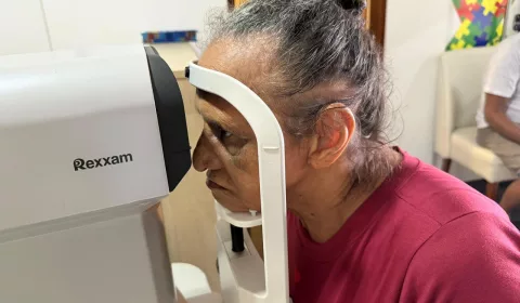 pessoa fazendo exame ocular