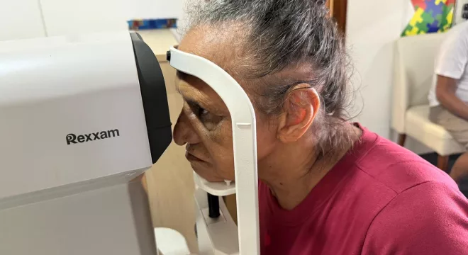 pessoa fazendo exame ocular