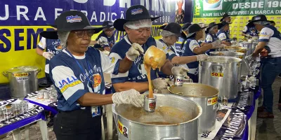 Distribuição do Caldo da Nair reúne público na comemoração do aniversário do Padre Cícero, em Juazeiro do Norte