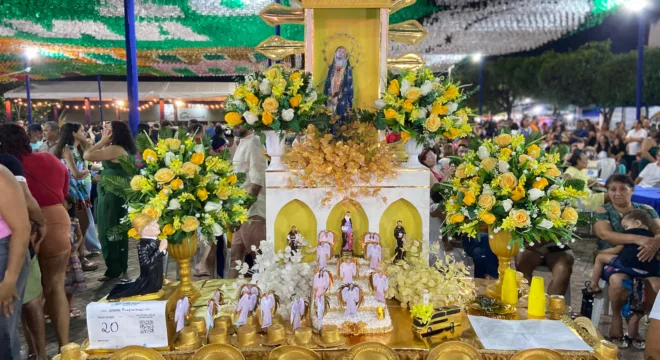 Bolo em homenagem aos romeiros vítimas de um acidente após participação na romaria de Nossa Senhora das Candeias, em Juazeiro do Norte.