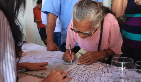 Mais de 70 famílias da zona rural receberam títulos de terra nesta sexta-feira (27), em Juazeiro do Norte