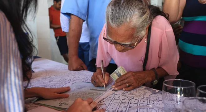 Mais de 70 famílias da zona rural receberam títulos de terra nesta sexta-feira (27), em Juazeiro do Norte