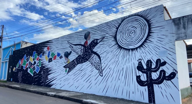 Intercâmbio cultural entre Brasil e França leva xilogravura a espaços urbanos de Juazeiro do Norte