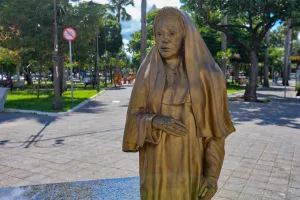 estatua da beata maria de araujo, em juazeiro do norte