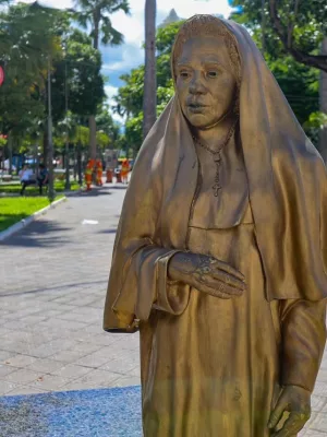 estatua da beata maria de araujo, em juazeiro do norte