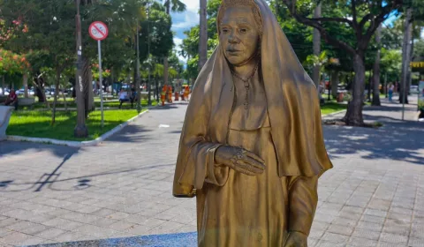 estatua da beata maria de araujo, em juazeiro do norte