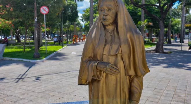 estatua da beata maria de araujo, em juazeiro do norte