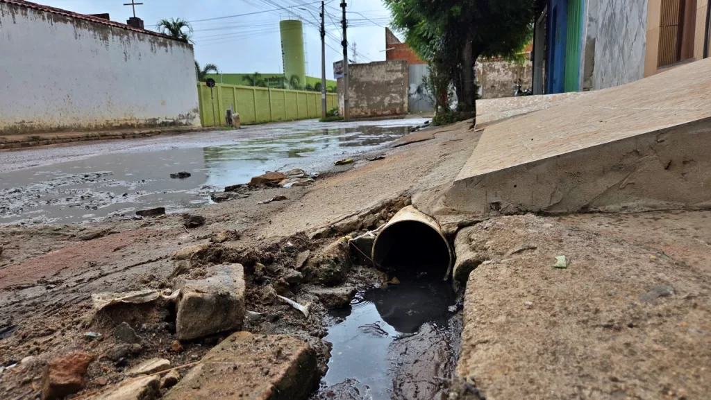 Cano despeja efluentes em rua do bairro Triângulo, em Juazeiro do Norte | Foto: Nathalie Fernandes/ M1