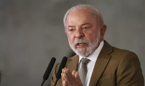 Lula assina decreto que zera impostos federais e concede subvenção ao diesel