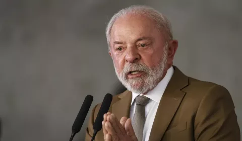 Lula assina decreto que zera impostos federais e concede subvenção ao diesel