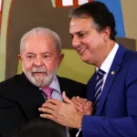O presidente Luiz Inácio Lula da Silva e o ministro da Educação, Camilo Santana, durante reunião com reitores das universidades federais do país e dos institutos federais de ensino, no Palácio do Planalto.