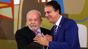 O presidente Luiz Inácio Lula da Silva e o ministro da Educação, Camilo Santana, durante reunião com reitores das universidades federais do país e dos institutos federais de ensino, no Palácio do Planalto.