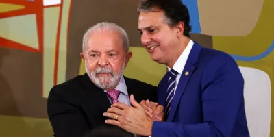O presidente Luiz Inácio Lula da Silva e o ministro da Educação, Camilo Santana, durante reunião com reitores das universidades federais do país e dos institutos federais de ensino, no Palácio do Planalto.