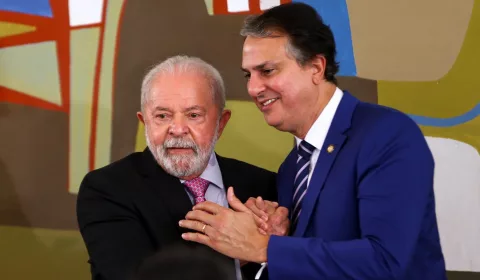 O presidente Luiz Inácio Lula da Silva e o ministro da Educação, Camilo Santana, durante reunião com reitores das universidades federais do país e dos institutos federais de ensino, no Palácio do Planalto.