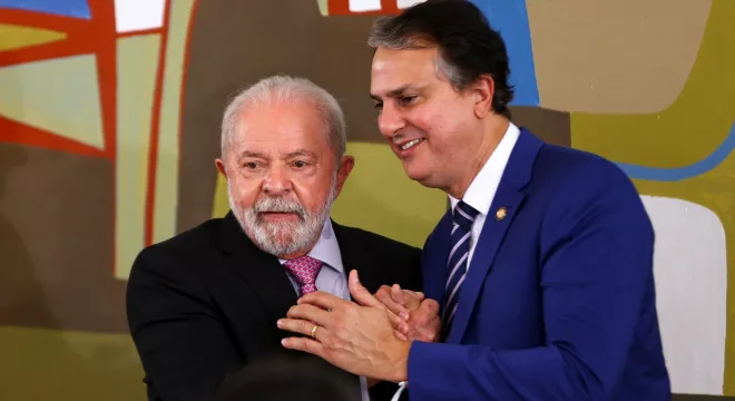 O presidente Luiz Inácio Lula da Silva e o ministro da Educação, Camilo Santana, durante reunião com reitores das universidades federais do país e dos institutos federais de ensino, no Palácio do Planalto.