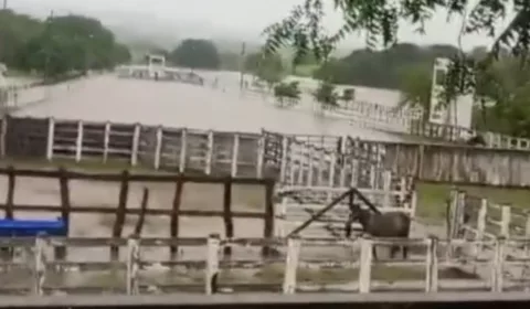 Imagens que circulam nas redes sociais mostram a pista totalmente alagada, mais parecendo um “piscinão”.