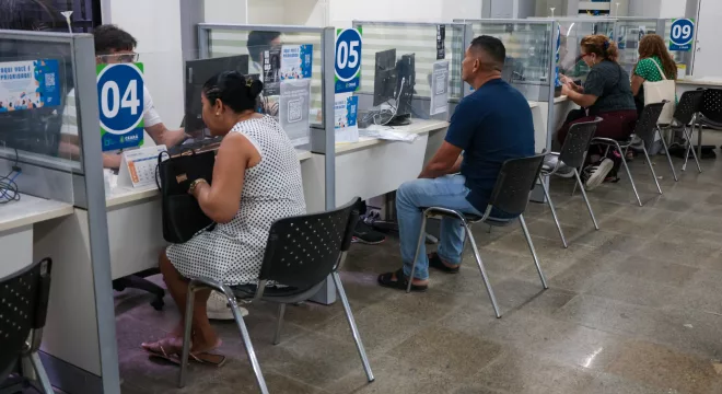 pessoas sendo atendidas no idt sine