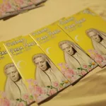 LIVRETOS DA MOSTRA POEMAS PARA MARIA EM CIMA DE UMA MESA