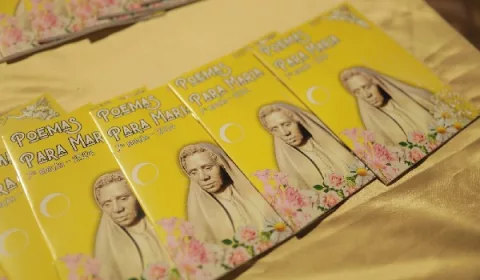 LIVRETOS DA MOSTRA POEMAS PARA MARIA EM CIMA DE UMA MESA