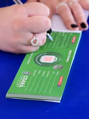 pessoa recebendo o vale gás. a imagem está focada nas mãos